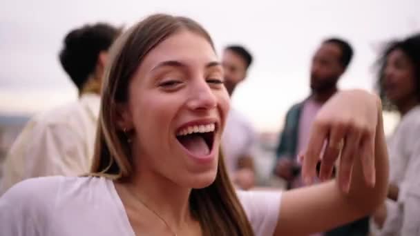 Pov Video Atractiva Mujer Joven Caucásica Buscando Coqueta Cámara Bailando — Vídeos de Stock