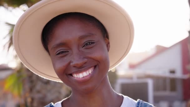 Close Bela Jovem Afro Americana Geração Menina Alegre Olhando Sorrindo — Vídeo de Stock