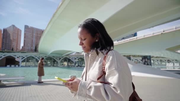 Усміхнена Африканка Дивиться Мобільний Телефон Під Час Прогулянки Науковому Парку — стокове відео