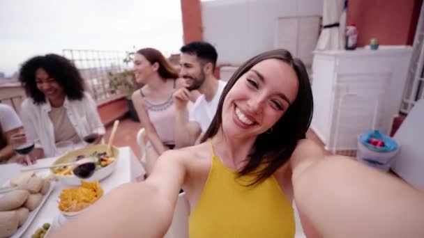 Emocionado Joven Bonita Mujer Grabando Selfie Video Para Las Redes — Vídeo de stock