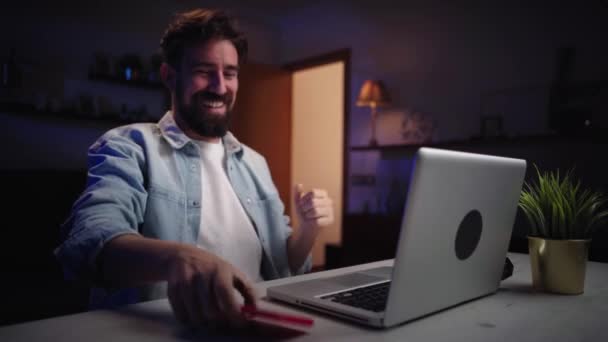 Jovem Feliz Competidor Verificando Listas Passes Laptop Vencedor Profissional Animado — Vídeo de Stock