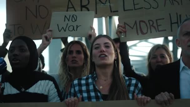Multiraciální Žena Megafonem Protest Různorodými Aktivisty Skupiny Kteří Společně Demonstrují — Stock video