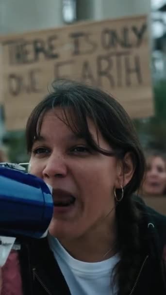 Vertical Close Nonconformist Gen Activist Woman Shouwing Protest Holding Megaphone — Stock video