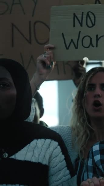 Κάθετη Πολυφυλετική Γυναίκα Μεγάφωνο Ένδειξη Διαμαρτυρίας Διάφορους Ακτιβιστές Ομάδων Διαδηλώνουν — Αρχείο Βίντεο
