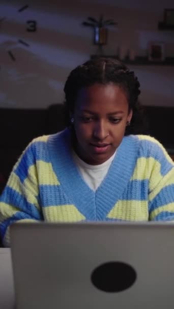 Vertical Black Girl Faire Des Achats Ligne Aide Ordinateur Portable — Video