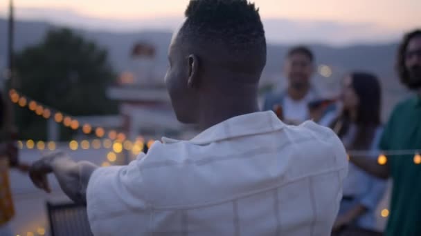 Afrikalı Çocuğun Arkası Çatıda Canlı Bir Şekilde Dans Ediyor Çeşitli — Stok video