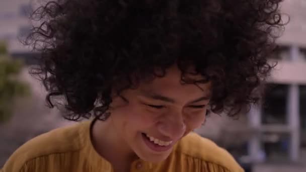 Mladá Krásná Afroameričanka Usmívá Kameru Afro Veselá Šťastná Tisíciletá Žena — Stock video