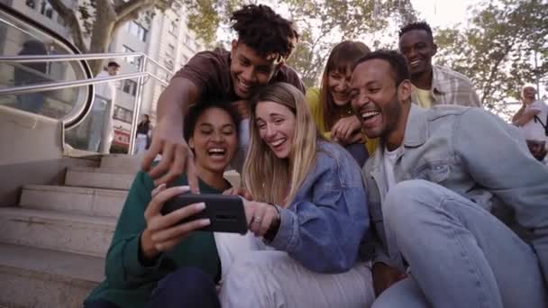 Разнообразная Группа Университетских Друзей Сидящих Лестнице Уличном Городе Счастливые Студенты — стоковое видео
