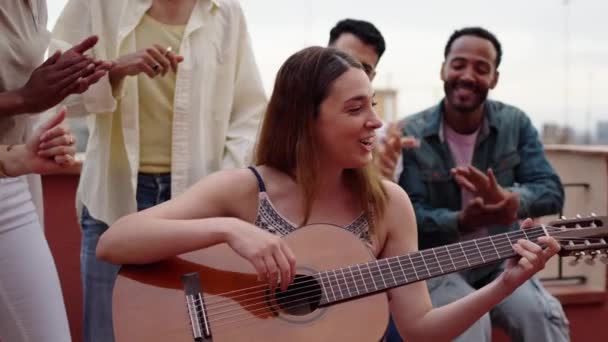Smějící Běloška Šťastná Hraje Flamenco Kytaru Zatímco Její Skupina Multiraciálních — Stock video