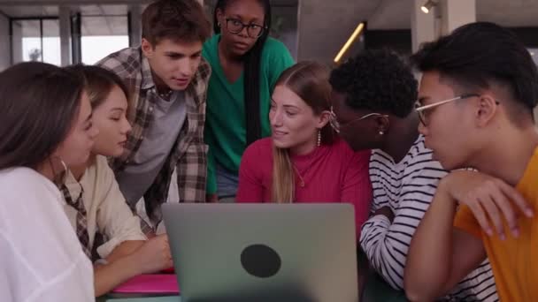 Geconcentreerde Jonge Groep Van Universitaire Studenten Met Laptop Cafetaria Campus — Stockvideo