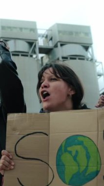 Küresel ısınma için öfkeyle dışarıda bağıran dikey bir grup insan. Dünya yanlısı gösteriler ve iklim değişikliği pankartlarıyla. Toplumdaki kirliliği protesto etmek için kadınlara odaklanın