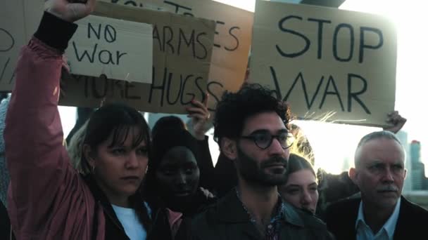 Wielorasowa Wiekowa Grupa Pokojowych Aktywistów Zgromadziła Się Demonstracji Świadomi Ludzie — Wideo stockowe