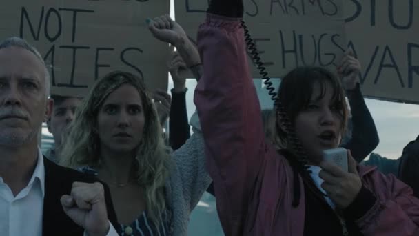 Jonge Vrouw Schreeuwt Boos Megafoon Slogans Tegen Oorlogen Protesteren Met — Stockvideo