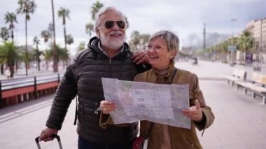 Yaşlı Kafkasyalı turist çift ellerinde seyahat haritasıyla ilginç yerler arıyor. Yaşlı karı koca şehir sokaklarında yürüyor ve emeklilik tatilinin tadını çıkarıyor. Yetişkin turizm insanları 