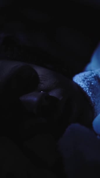 Vertikální Detailní Záběr Mladé Černošky Spící Doma Posteli Tmavé Místnosti — Stock video