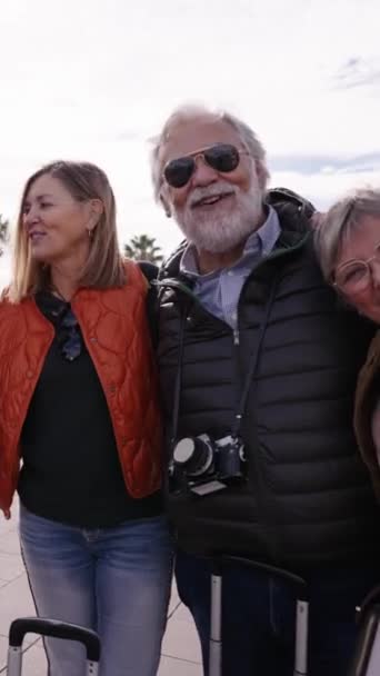 Gruppo Verticale Adulti Turisti Parlando Posa Abbracci Cercando Fotocamera Ridendo — Video Stock