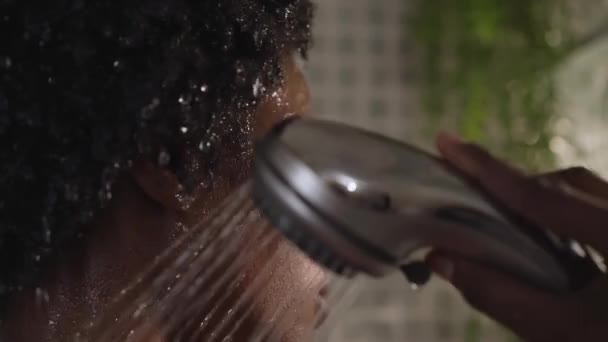 Genç Siyahi Afro Kadını Evinde Dinlendirici Duşa Sokun Yüzü Islak — Stok video