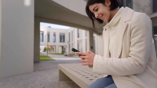 Пара Молодих Жінок Підприємців Які Використовують Дивляться Свій Мобільний Телефон — стокове відео