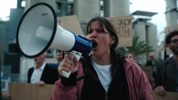 怒りと反抗的な女性は 気候変動と地球温暖化のデモンストレーションでメガフォンと抗議します バナー付きの親地球発現の活動家集団 — ストック動画