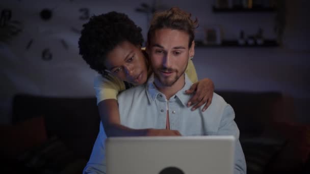 Genç Çok Irklı Bir Çift Dizüstü Bilgisayar Kullanıyor Gece Tatilinde — Stok video