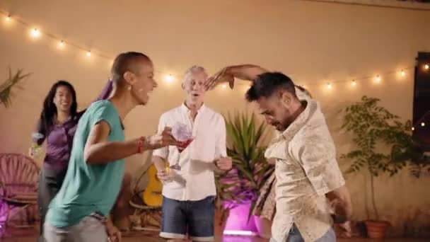 Adulto Casal Agradável Divertindo Dançando Brincando Junto Com Amigos Animados — Vídeo de Stock