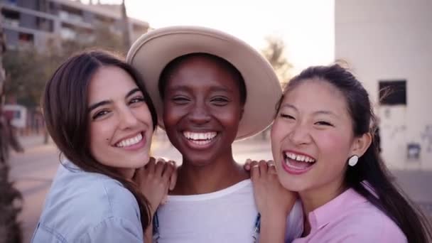 Joyful Caucasian Asian Friends Join African Hat Girl Who Posing — Vídeo de stock