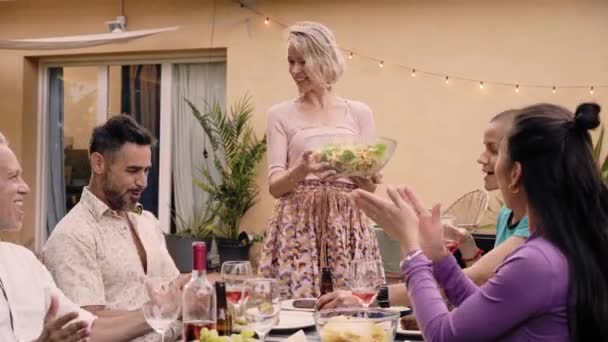 Sorrindo Mulher Madura Servindo Salada Para Mesa Amigos Verão Reunindo — Vídeo de Stock