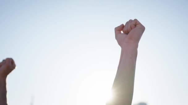 Χέρια Αγνώριστο Πρόσωπο Σηκώνοντας Όπλα Επευφημίες Γιορτάζει Νίκη Shot Του — Αρχείο Βίντεο