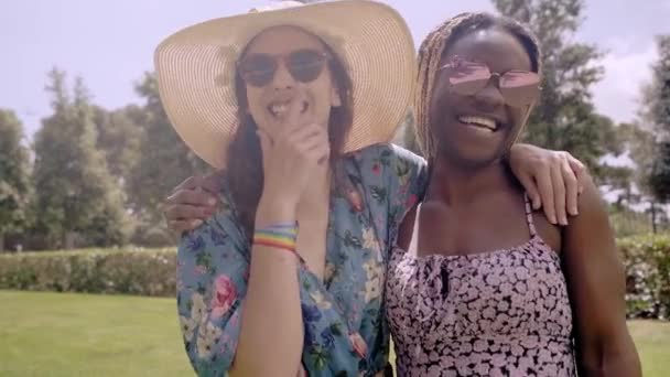 Unga Och Vackra Multiraciala Par Lesbiska Kvinnor Ler Tillsammans Titta — Stockvideo