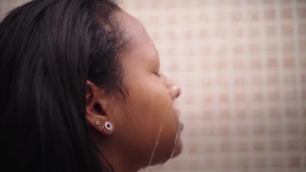 Feche Jovem Latina Negra Tomando Banho Relaxante Casa Mulher Afro — Vídeo de Stock