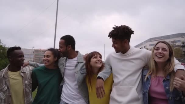 Multiraciální Skupina Mladých Chodí Objímají Město Venku Různí Studenti Přátelé — Stock video