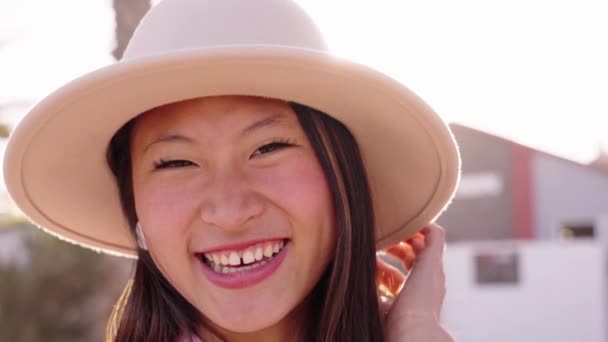 Закрывает Лицо Симпатичная Девушка Азиатского Поколения Радостно Улыбающаяся Глядя Камеру — стоковое видео