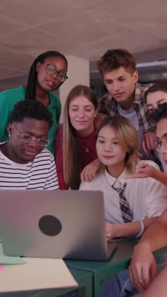 Κάθετα Συγκεντρωμένη Νεαρή Ομάδα Φοιτητών Πανεπιστημίου Που Χρησιμοποιούν Φορητό Υπολογιστή — Αρχείο Βίντεο