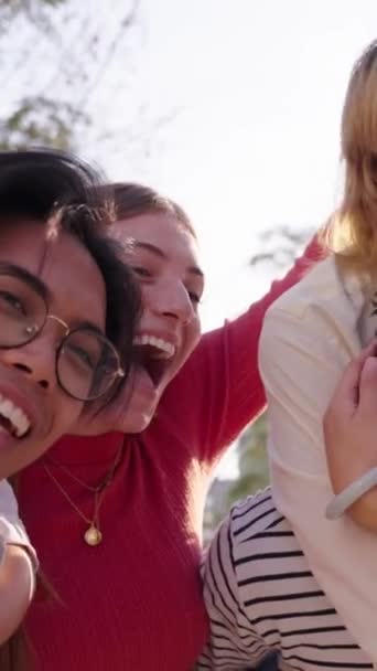 垂直に 笑顔で陽気な若い多種多様な大学生のグループは カメラで幸せに見える携帯電話でセルフィーを取っています 教員の教室で一緒に楽しんでいる世代Zの友人 — ストック動画