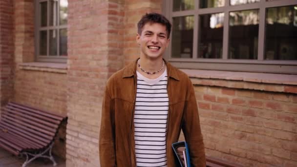 Крупним Планом Портрет Щасливого Молодого Європейського Студента Щасливого Усміхненого Обличчя — стокове відео