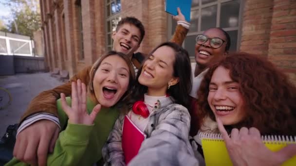 Selfie Skupiny Studentů Šťastné Multiraciální Přátelé Baví Venku Univerzitní Kampus — Stock video
