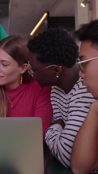 Vertikal Glad Ung Grupp Universitetsstuderande Använder Laptop Cafeterian Campus Med — Stockvideo