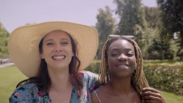 Dua Wanita Muda Tersenyum Dan Bahagia Multirasial Berbicara Dengan Kamera — Stok Video