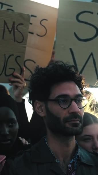 Homem Vertical Com Grupo Diversificado Ativistas Pacíficos Reunidos Manifestação Cientes — Vídeo de Stock