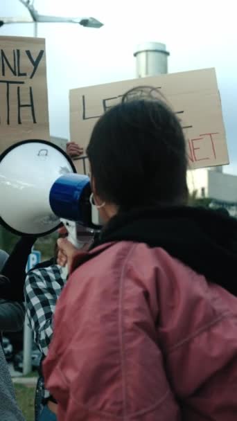 Vertikální Rebelka Mladá Aktivistka Hovořící Protestu Držící Megafon Před Skupinou — Stock video
