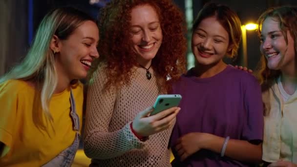 Grupo Jóvenes Generación Personas Que Divierten Sorprendidos Usando Teléfono Celular — Vídeo de stock