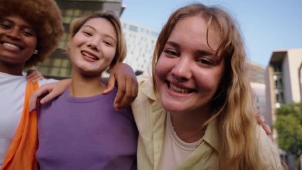 Wielorasowy Szczęśliwy Wesoły Tylko Dziewczyny Przyjaciele Pozowanie Zdjęcia Patrząc Aparat — Wideo stockowe