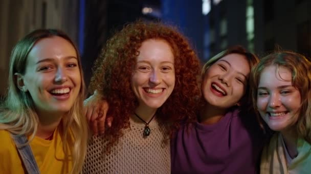 Multiracial Šťastný Veselý Pouze Dívka Přátelé Pózovat Fotografii Noci Při — Stock video