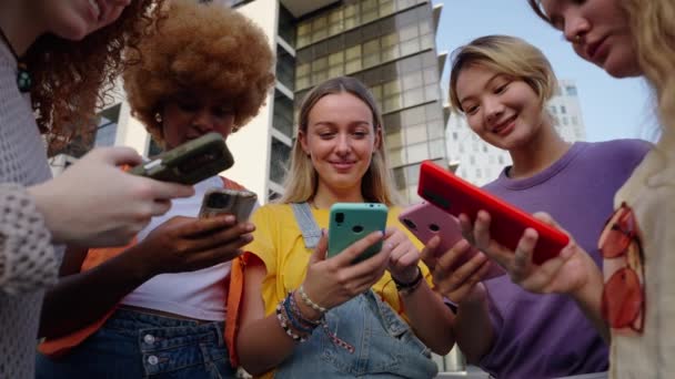 Různorodá Skupina Dívá Jen Šťastný Mobil Pohled Nízkého Úhlu Kamarádky — Stock video