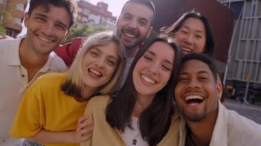 Kucaklaşan bir grup çok ırklı insanın çılgın selfie 'si. Çıkıp boş zamanların tadını çıkaran ve dışarıdaki kameralara bakıp gülen arkadaşlar. Çeşitli erkek ve kızlar topluluğu birlikte kutluyor.