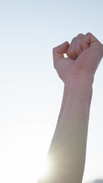 Pionowa Ręka Nierozpoznawalna Osoba Podnosząca Rękę Wiwatująca Lub Świętująca Zwycięstwo — Wideo stockowe
