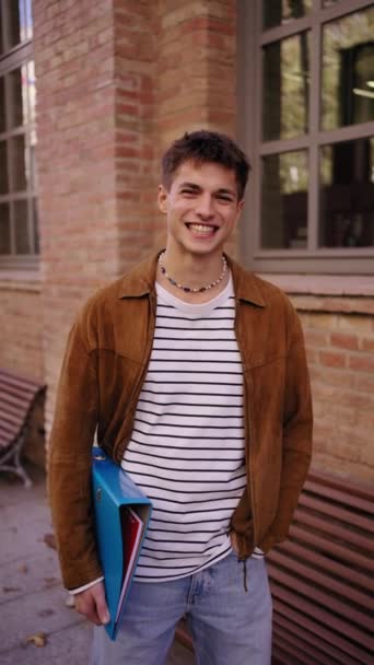Pionowy Portret Szczęśliwego Młodego Europejskiego Studenta Uśmiechniętej Twarzy Kampusie Uniwersyteckim — Wideo stockowe