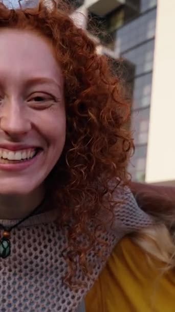 Vertikal Selfie Sekelompok Tersenyum Multikultural Teman Gadis Muda Luar Ruangan — Stok Video
