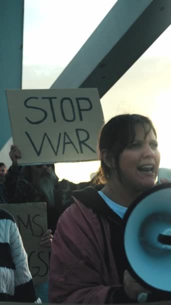 Vertikal Gen Frau Mit Megafon Aus Protest Mit Verschiedenen Gruppenaktivisten — Stockvideo