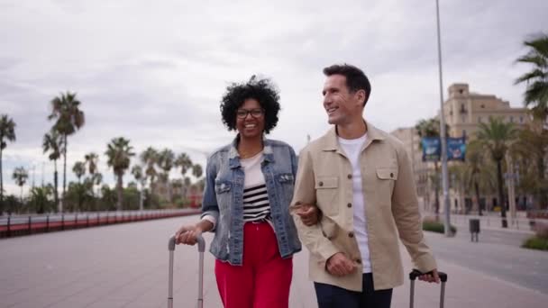 Multiracial Alegre Turista Pareja Adulta Caminando Juntos Hablando Con Maleta — Vídeos de Stock